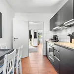 Premium - 12 People - Fully Equipped - 2 Min Station Apartment *