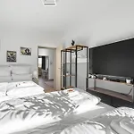 Premium - 12 People - Fully Equipped - 2 Min Station Apartment