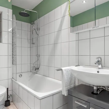 Premium - 12 People - Fully Equipped - 2 Min Station Daire