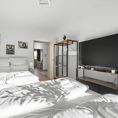 Premium - 12 People - Fully Equipped - 2 Min Station Daire