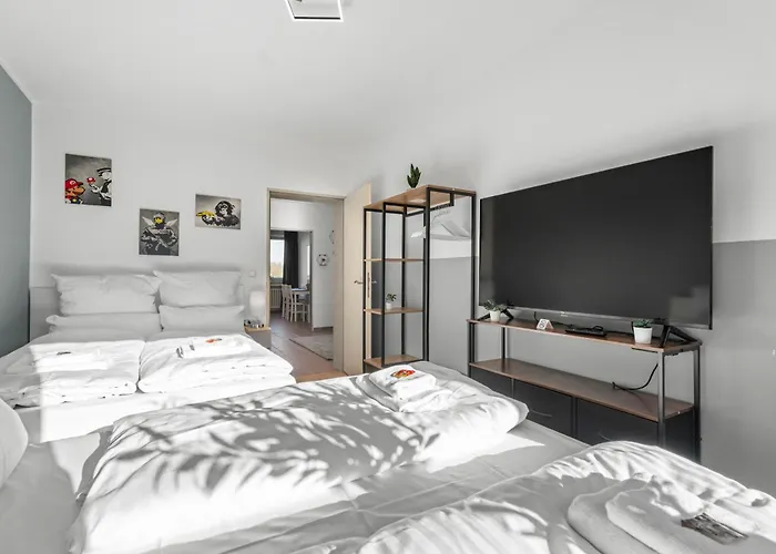 Premium - 12 People - Fully Equipped - 2 Min Station Apartment