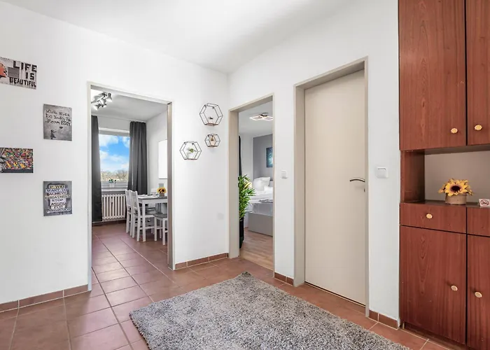 Premium - 12 People - Fully Equipped - 2 Min Station *