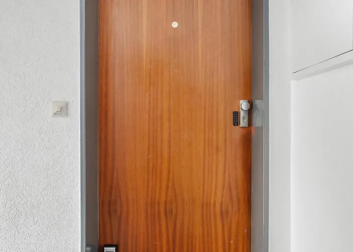 Premium - 12 People - Fully Equipped - 2 Min Station